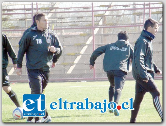 Gustavo Lanaro (el 19) ayer practicó junto a sus compañeros en el estadio municipal.