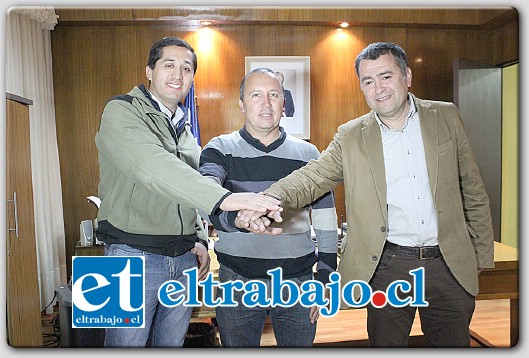 El Presidente de la Confederación de Transporte de Aconcagua, Alex Vera, y el Presidente Sindicato Inter-empresas de Aconcagua, Víctor Olivares, junto al Gobernador Eduardo León acordaron poner término al paro a partir de las 00 horas de hoy.