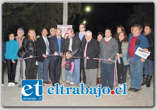 HÁGASE LA LUZ.- El Alcalde Patricio Freire y Luis Ortiz, dirigente vecinal y acompañados de los concejales y vecinos del sector de El Asiento, inauguraron las luminarias, un proyecto esperado por muchos años por los residentes del sector.