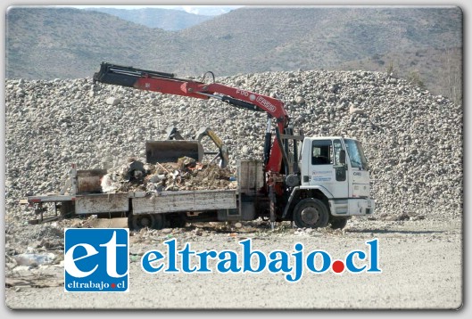 En forma flagrante fue sorprendido un camión perteneciente a Chilquinta, que junto a una pequeña retroexcavadora arrojaba basura y escombros en la ribera del Río Putaendo.