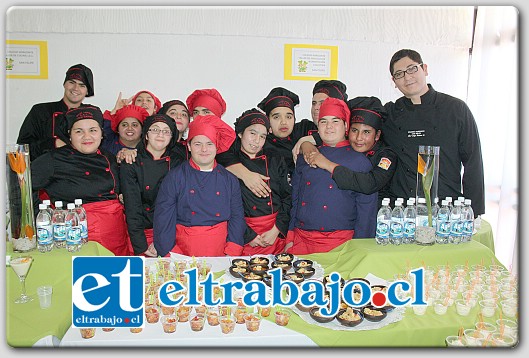 LOS EXPERTOS.- Estos amigos del sabor hicieron de las suyas para deleitar a las más de 500 personas que asistieron al VI Encuentro Gastronómico 2014, organizado por Colegio Horizonte.