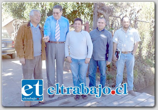 Los consejeros regionales Rolando Stevenson e Iván Reyes, junto al funcionario del convenio Gore-Indap, visitaron Putaendo para entrevistarse con la directiva del Canal del pueblo.