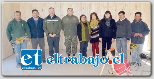 El edil acompañado de la Concejal Elvira Ahumada, hicieron entrega de un aporte económico a nombre del concejo municipal, para apoyar el término de las obras de la capilla.