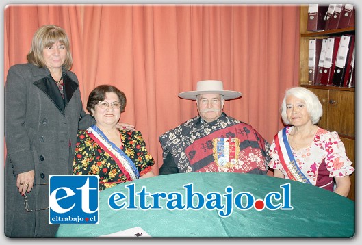 Ruth García, del Club de Cueca Tierra Querida, junto a Silvia Bustamante y Jorge Mardones, campeones nacionales 2013 y Silvia Sepúlveda, campeona nacional del año 2002.