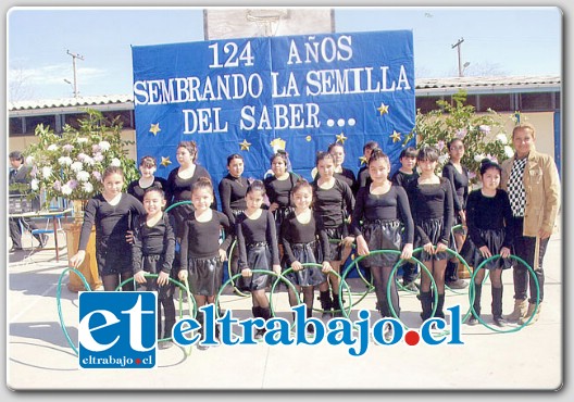 PRINCESITAS.- Las más pequeñitas del Taller danza folclórica, a cargo de la docente Andrea Ayala, hicieron de las suyas en esta jornada de aniversario de la Escuela Bernardo O´Higgins Riquelme.