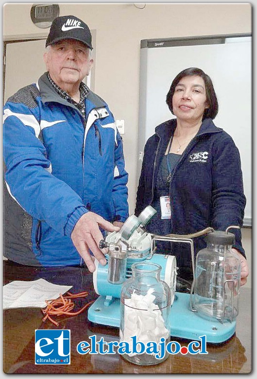 Aparece en la gráfica Don Manuel Herrera Garay junto a la Sra. Adriana Rojas Pereira, Subdirectora de Gestión de Cuidado.