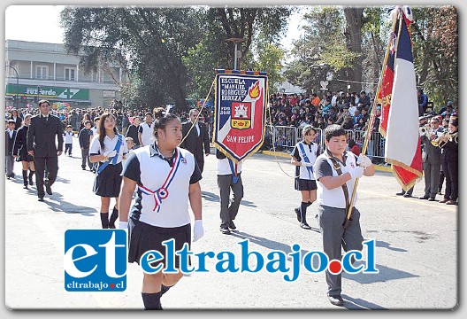 ESCOLARES TAMBIÉN.- La Escuela Manuel Rodríguez alegremente ondeó su estandarte por las calles de nuestra ciudad.