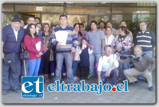 COMERCIANTES ALEGRES.- Estos comerciantes sanfelipeños celebran la obtención de la personalidad jurídica, la primera Asociación de Comerciantes Ambulantes de San Felipe.