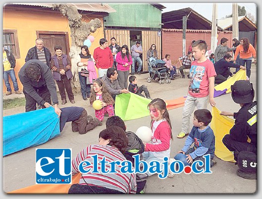 Los niños llegaron en familia a disfrutar de su día y llenaron Calle Prat, disfrutando de los distintos juegos inflables que estaban preparados para ellos y de entretenidas canciones.