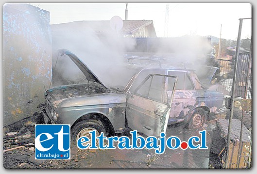 PROBLEMA DE SIEMPRE.- Sólo minutos para las 7:00 horas de este martes, presumiblemente drogadictos del sector prendieron fuego a un antiguo automóvil guardado en el patio de una casa.