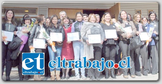 Con mucho orgullo las mujeres cateminas beneficiadas recibieron sus certificados del curso de Maquinaria pesada que realizaron durante este año.