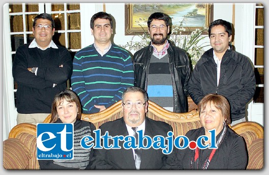 MÉDICOS AL FRENTE.- Esta es la plana actual de Médico a domicilio San Felipe: Abogado Pablo Varas; Dr. Jaime Marchatt; Dr.Cristian Bahamondes (Director médico); Dr. Jorge Tatini. ABAJO: Kinesióloga Sissy Gallardo; Representate legal Carlos Gallardo y la Matrona Lucy Gallardo.