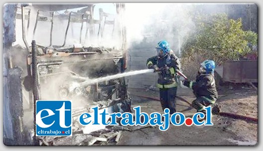 Bomberos de la comuna de Santa María sofocaron las llamas que se originaron al interior de un microbús en desuso que se encontraba estacionado al interior de una parcela en el sector de San Fernando. (@italovaldivia)