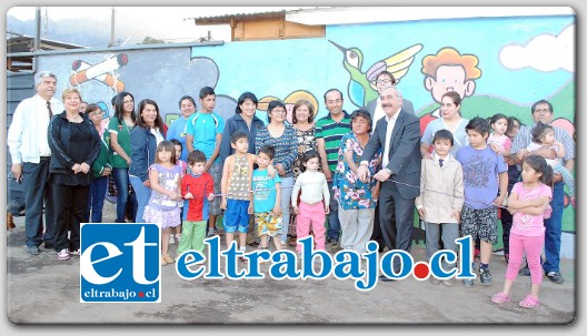 Daniel Codoceo fue el muralista que guió a los niños en la confección del mural y que los motivó a continuar realizando este tipo de actividades, que permiten embellecer el sector.