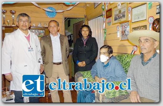 Alejandro Cárdenas, Director del Servicio de Salud Aconcagua, y el Dr. Luis Foncea, Subdirector de Gestión Asistencial, ofrecieron al joven y a su familia los apoyos clínicos necesarios para su recuperación.