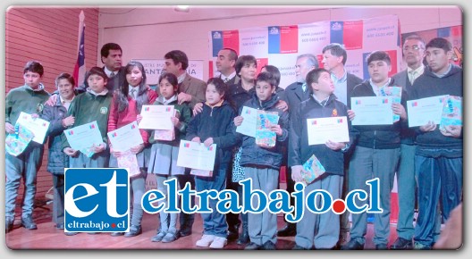 En una significativa ceremonia realizada en el teatro municipal, se hizo entrega de 18 becas Indígenas para alumnos de la educación municipalizada y particular subvencionada.