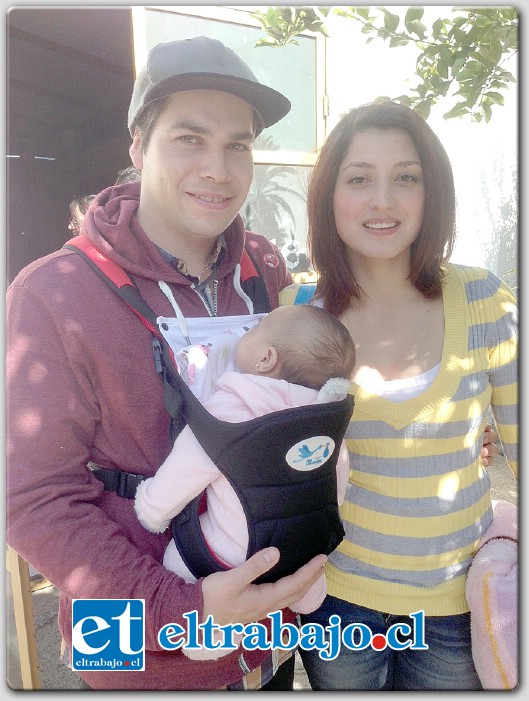 Rosa Veas y su esposo Moisés junto a su pequeña hija Francia de dos meses, resultaron ganadoras del sexto concurso fotográfico Lactancia materna.