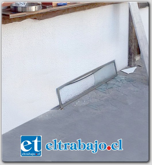 Los antisociales destruyeron una ventana y la pared del local para sustraer insumos, herramientas y materiales de cocina.