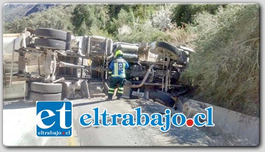 Con lesiones leves resultó el conductor de un camión de transporte internacional que la tarde del domingo volcó en medio de la calzada en la ruta internacional.