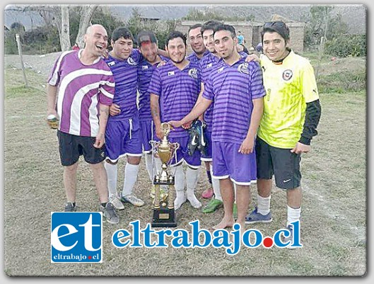 Estos jóvenes celebran alegremente que su Club Deportivo Olímpico se coronara campeón del fútbol amateur Serie B.