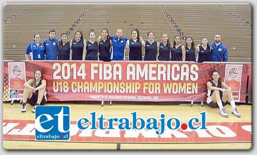 Las aconcagüinas Andrea Valdez y Rocío González (en la fila de arriba quinta y sexta de der a izq) integran la Selección chilena U-18 que se está jugando en USA su opción de llegar al Mundial U-19 del 2015.