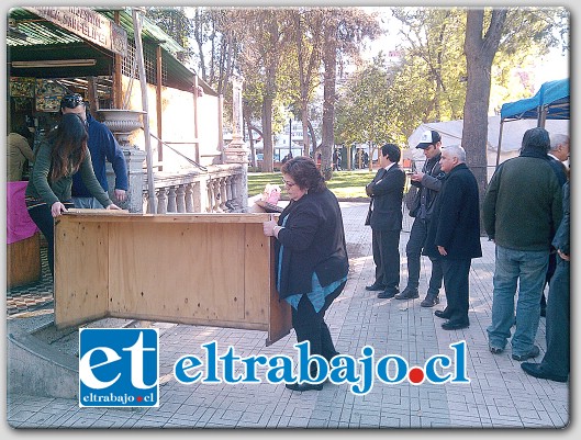 Todo un acontecimiento histórico constituyó la salida de los comerciantes de la terraza de la plaza.