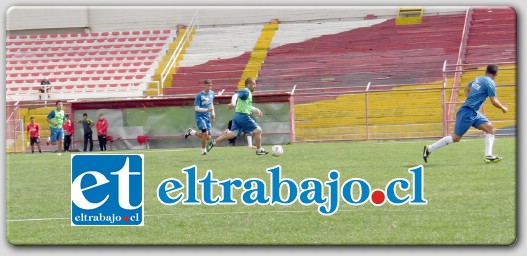 La escuadra albirroja realizó ayer en el estadio municipal la práctica de fútbol, en la cual el técnico Ponce probó fórmulas que le permitan derrotar a Everton.