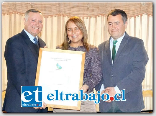 La ceremonia de entrega de estos certificados se realizó en el salón de honor de la Municipalidad de San Felipe y contó además con la presencia del Gobernador Provincial Eduardo León.