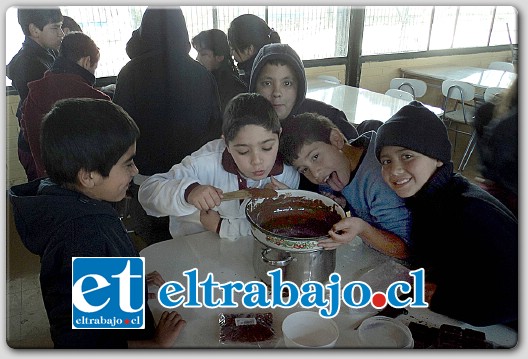 CHOCO-FELICES.- Los pequeños choco-estudiantes no se aguantaron las ganas y se dieron cuatro gustos en este delicioso curso.