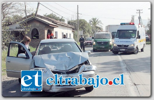 Una violenta colisión de alta energía involucro a un vehículo y una camioneta, luego que esta última ingresara sorpresivamente a la carretera después de salir de un callejón en Cruce El Carmen.