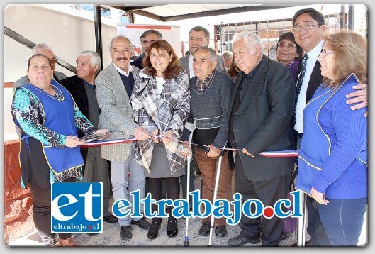 Las autoridades junto a uno de los beneficiarios del Centro de Atención Diurna de Adultos Mayores, cortan la cinta tricolor, en la inauguración de este espacio.