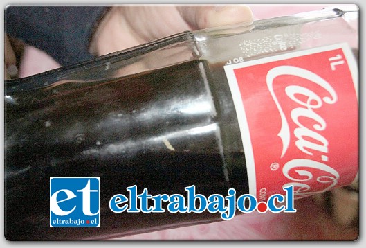 Este martes y luego de contactarse al Call-Center de Coca Cola, representantes de la empresa la visitaron para tomar muestras y fotografiar el envase.