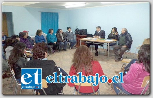 Rolando Stevenson Velasco, Leyla Vega y Luís Pino, conversan con los socios del comité entregando información.