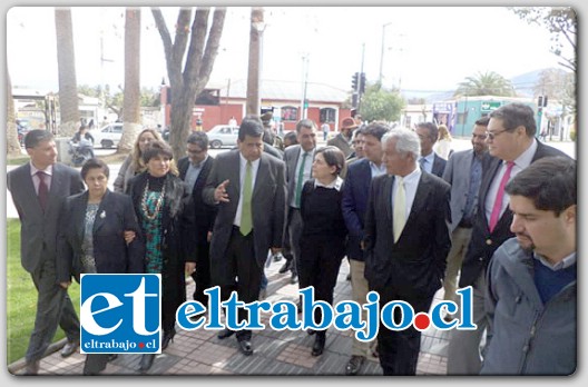 Los Consejeros Stevenson Velasco y Reyes Figueroa acompañan a la Ministra de la Vivienda a su llegada a la plaza de Santa María.