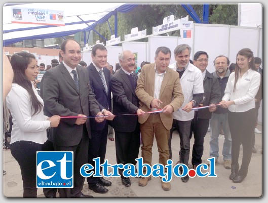 Los directivos del Instituto AIEP junto a las autoridades de la comuna de San Felipe en el tradicional corte de cinta dieron el Vamos a la cuarta edición de la Expo Laboral 2014.