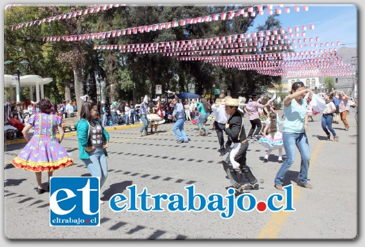 Gran cantidad de vecinos y vecinas, algunos de ellos vestidos con trajes típicos, llegaron a Calle Salinas para bailar en este Gran Cuecazo.