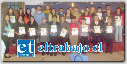 En una ceremonia, más de 30 mujeres y un varón recibieron certificación que los califica como Manipuladores de alimentos, con mención en Vida saludable.