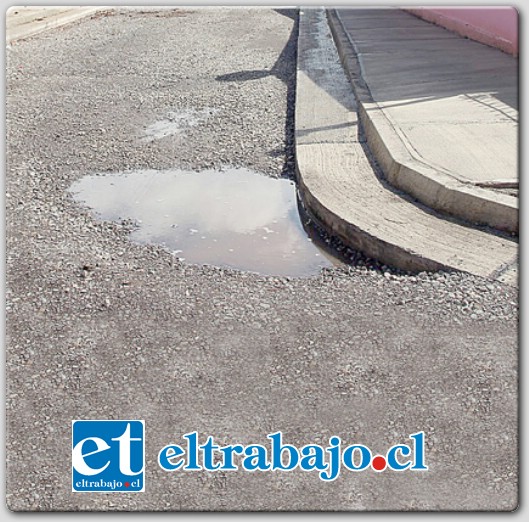 Indignados se encuentran los vecinos de Población Banco Central en Rinconada de Silva, luego que la empresa contratista que realizaba la pavimentación de un pasaje dejara los trabajos abandonados.