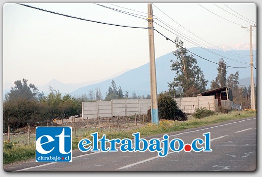 Hacemos mención que parte del cartel que aparece en la fotografía fue borrado por nuestro medio por contener palabras de grueso calibre en contra del edil.