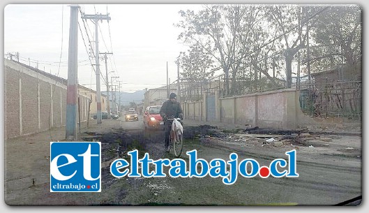 La gráfica muestra los vestigios de las barricadas en Villa 250 Años de San Felipe, donde Carabineros detuvo a tres personas por desórdenes públicos en la previa al 11 de Septiembre. (Foto @EmerVcordillera).