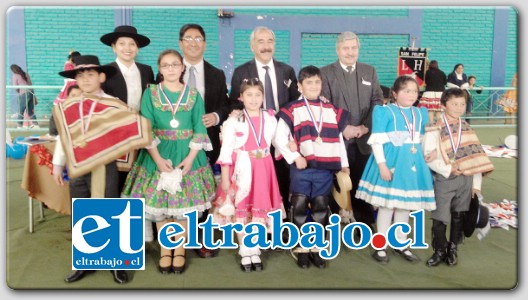 El gimnasio del liceo Dr. Roberto Humeres Oyanedel fue el lugar elegido este año para realizar el segundo Campeonato escolar de cueca 2014.