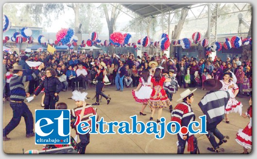 Durante toda la jornada los artesanos y productores locales de Catemu comercializaron sus artículos en stands dispuestos en la entrada del recinto.