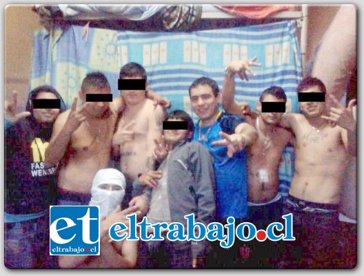 Muy contento, ‘El Pancho’ celebró su condena de catorce años de cárcel posando junto a sus compañeros reclusos para varias fotografías que subió a su cuenta personal de Facebook.