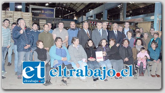 Autoridades y Feriantes, inmortalizan con esta fotografía grupal, este importante momento.