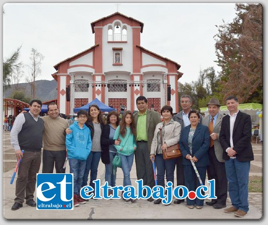 Las autoridades muestran orgullosos al fondo, la iglesia remodelada en Jahuel.