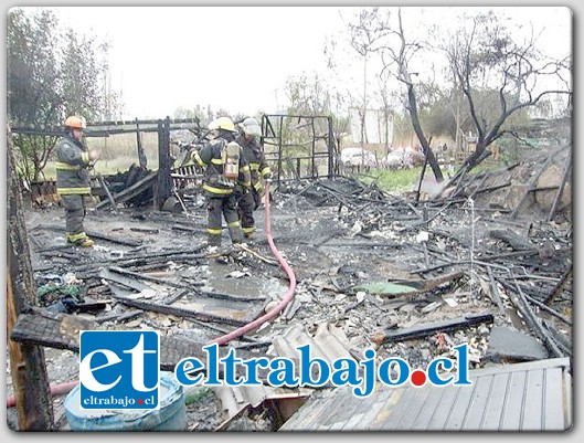 Personal de Bomberos sofocó las llamas del incendio que consumió en minutos la vivienda ubicada en la ladera del cerro Yevide sector El Almendral de San Felipe.