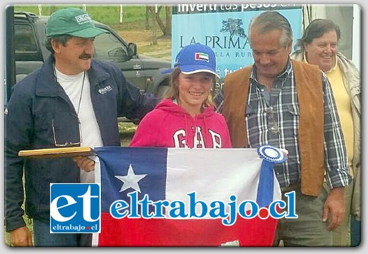 CON BRILLO PROPIO.- Ella es Micaela Torres, quien corrió en su caballo Cofee 120 kilómetros a galope por lomajes Argentinos.