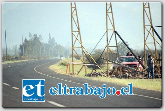 Esta enorme estructura de fierro, misma que permitirá la instalación de una señalética vial, sorprendentemente fue instalada a sólo centímetros de la carretera que une Putaendo con Cabildo, en las inmediaciones del Puente Putaendo.