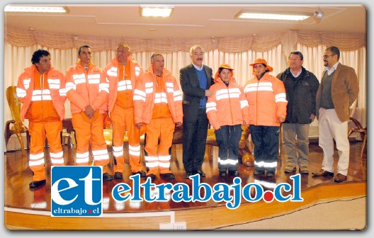 Este lunes 1 de septiembre el Alcalde Patricio Freire hizo entrega a los trabajadores de Proactiva de los nuevos uniformes de trabajo.