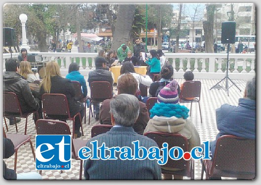 Sanfelipeños de todas las edades disfrutaron del Radio Teatro, en la Terraza de la Plaza de Armas.